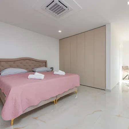 Seaview A'more With Heated Pool * Maslenica