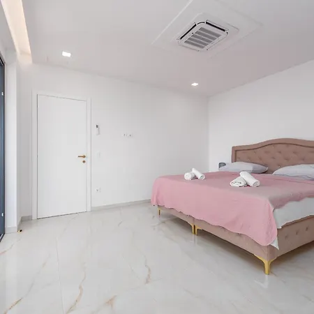 Seaview A'more With Heated Pool * Maslenica