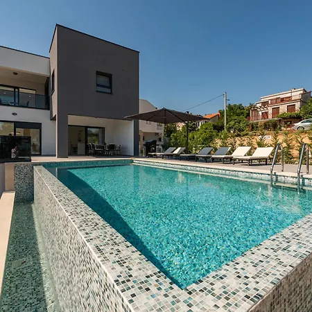 Seaview A'more With Heated Pool Maslenica