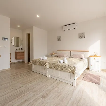 Seaview A'more With Heated Pool * Maslenica