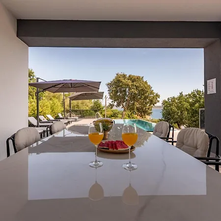 Seaview A'more With Heated Pool Maslenica