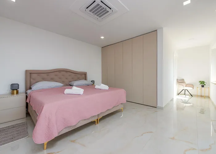 Seaview A'more With Heated Pool * Maslenica