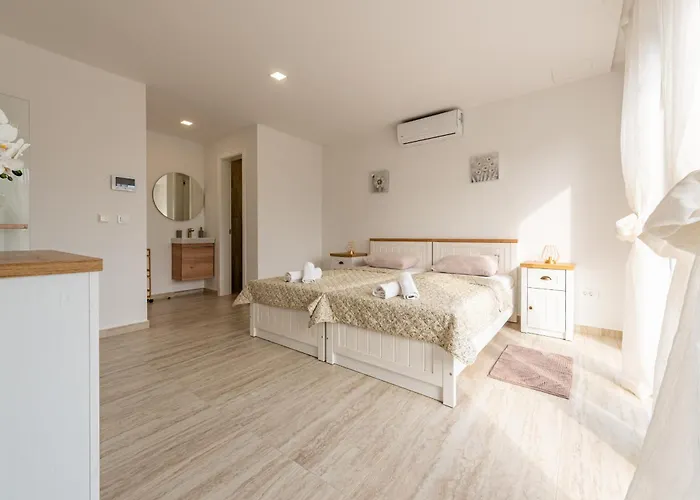 Seaview A'more With Heated Pool * Maslenica