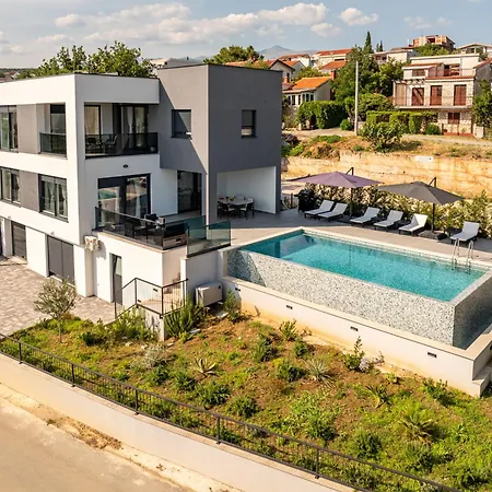 Seaview A'more With Heated Pool 빌라 마슬레니차