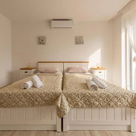 Seaview A'more With Heated Pool 빌라 마슬레니차